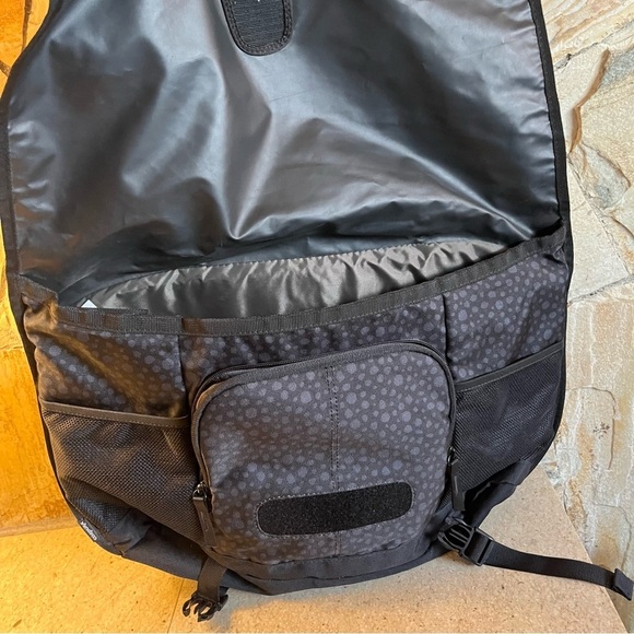 Nike Core Converge Large Messenger bag - perfect for someone on the run - Picture 4 of 16
